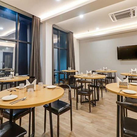 Super Townhouse Jashn Hotell Chinhat Exteriör bild