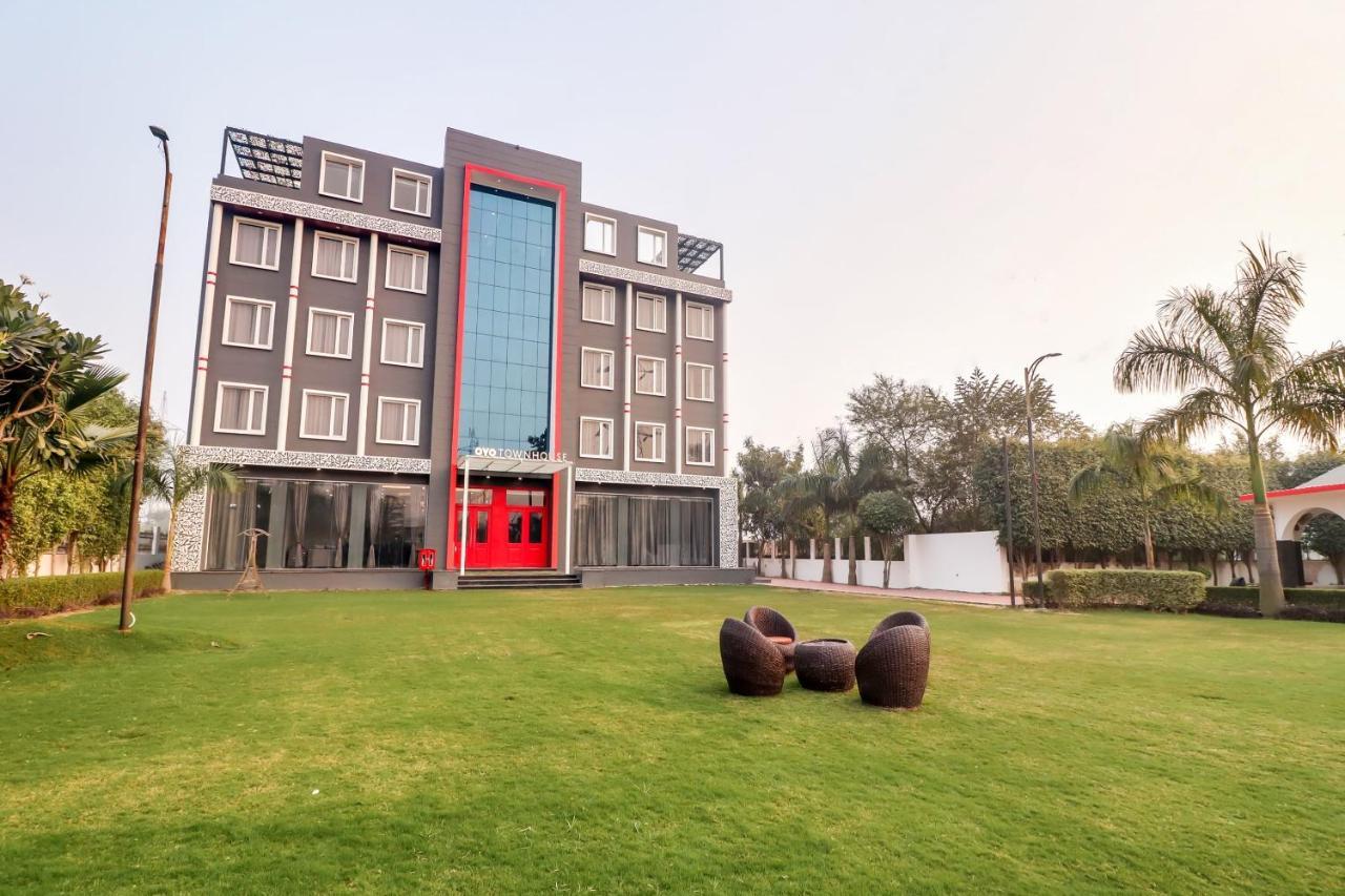 Super Townhouse Jashn Hotell Chinhat Exteriör bild
