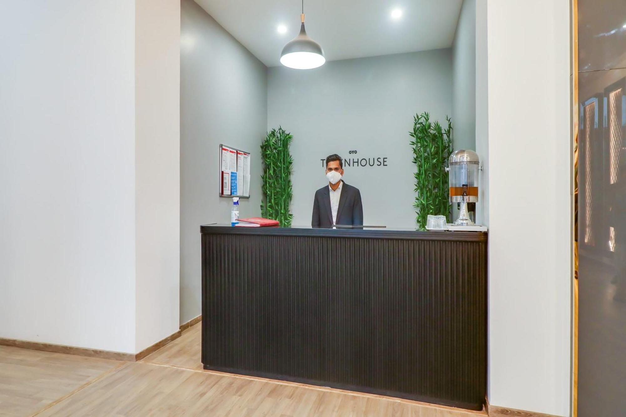 Super Townhouse Jashn Hotell Chinhat Exteriör bild
